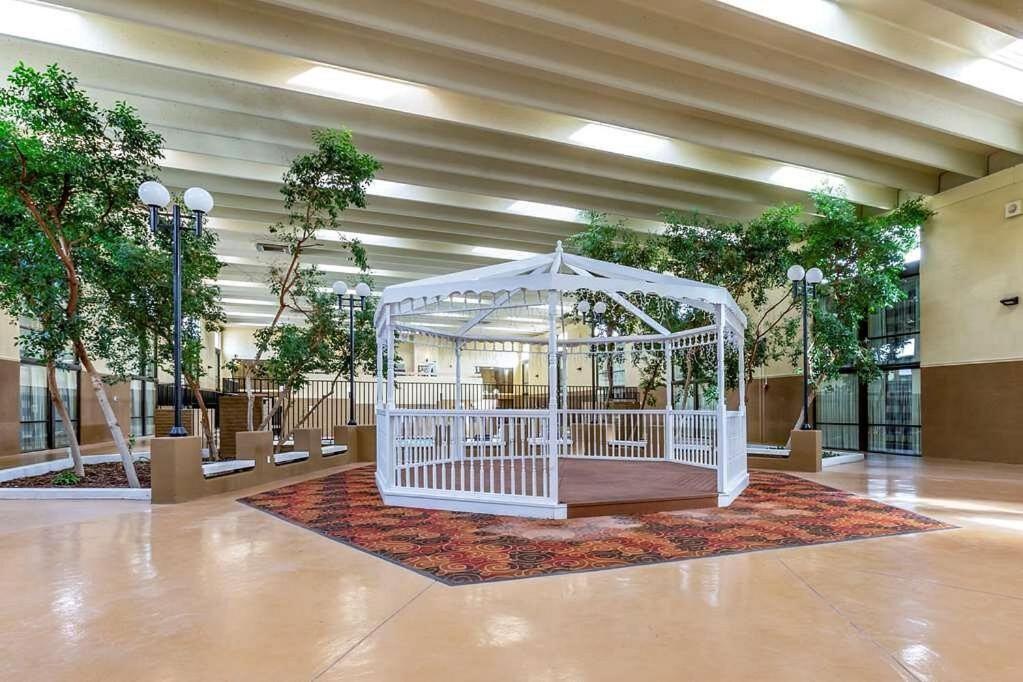 Clarion Inn & Suites, Розуелл Екстер'єр фото